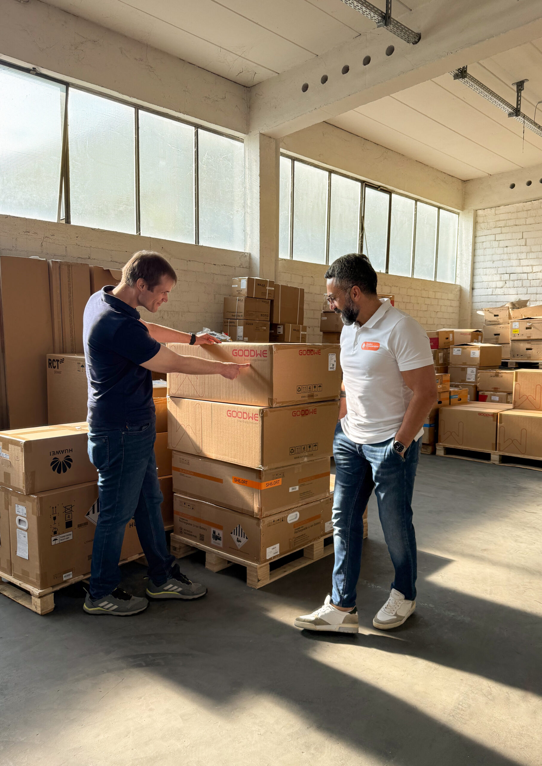 Die Gründer bei der Besprechung von Photovoltaik-Komponenten Die Geschäftsführer von Heizungsenergie im Lager bei der Planung und Produktbesprechung